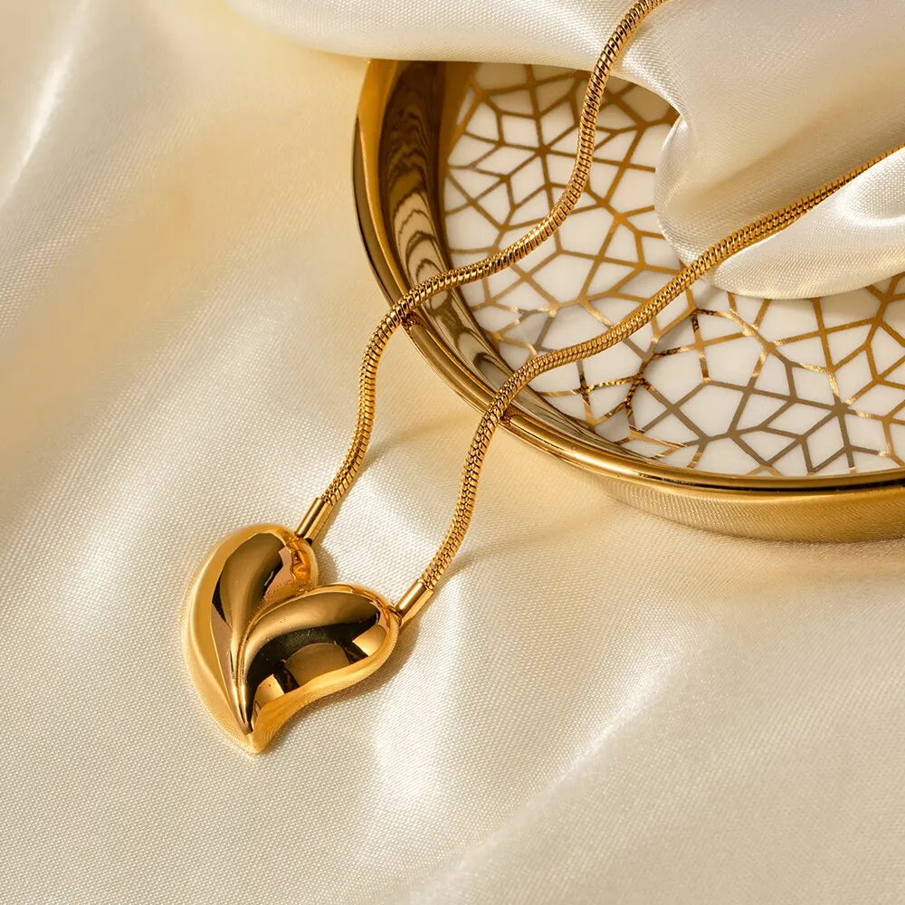 Vintage Stainless Steel Heart-Shaped Pendant Necklace 18K PVD Gold Plated Tarnish Free Waterproof Jewelry for Women