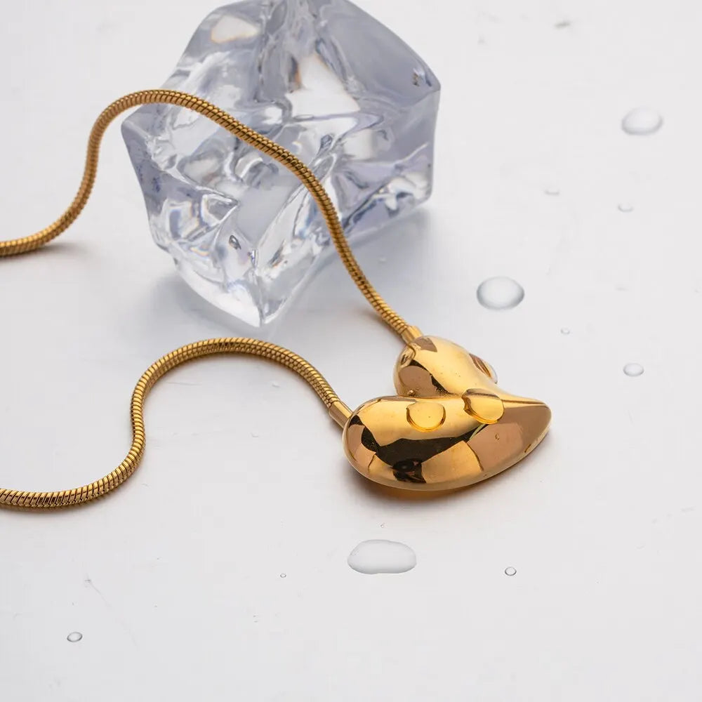 Vintage Stainless Steel Heart-Shaped Pendant Necklace 18K PVD Gold Plated Tarnish Free Waterproof Jewelry for Women