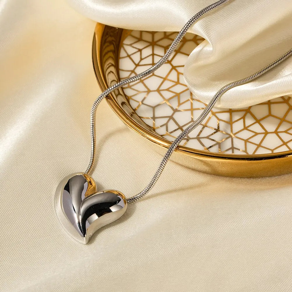 Vintage Stainless Steel Heart-Shaped Pendant Necklace 18K PVD Gold Plated Tarnish Free Waterproof Jewelry for Women